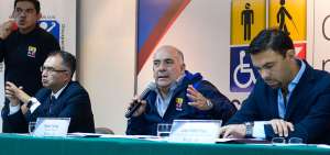 Xavier Torres, presidente del Conadis (centro), entreg&oacute; el informe al titular del CNE, Juan Pablo Pozo (a la derecha). 