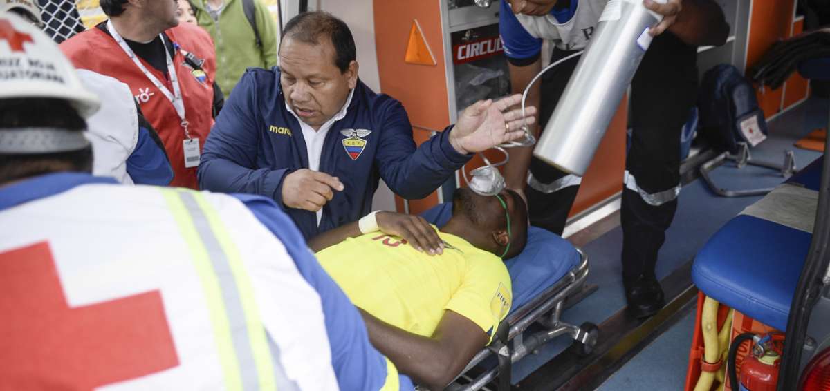 Enner Valencia sali&oacute; en camilla y con ox&iacute;geno en el partido por eliminatorias jugado en Quito.