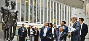 Durante su visita a Washington este fin de semana, el presidente de la Rep&uacute;blica, Len&iacute;n Moreno, se reuni&oacute; con Jaime Saavedra (izquierda), director Global de Educaci&oacute;n; Alberto Rodr&iacute;guez (detr&aacute;s, en la derecha), director de los Pa&iacute;ses Andinos; y Axel Van Trostenburg (derecha), vicepresidente de Am&eacute;rica Latina.
