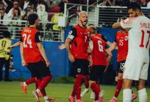 Austria vence a Jordania en un debut marcado por historia y drama