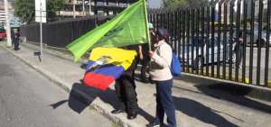 Simpatizantes se ubicaron al frente de la Corte Nacional para manifestar su respaldo al vicepresidente.