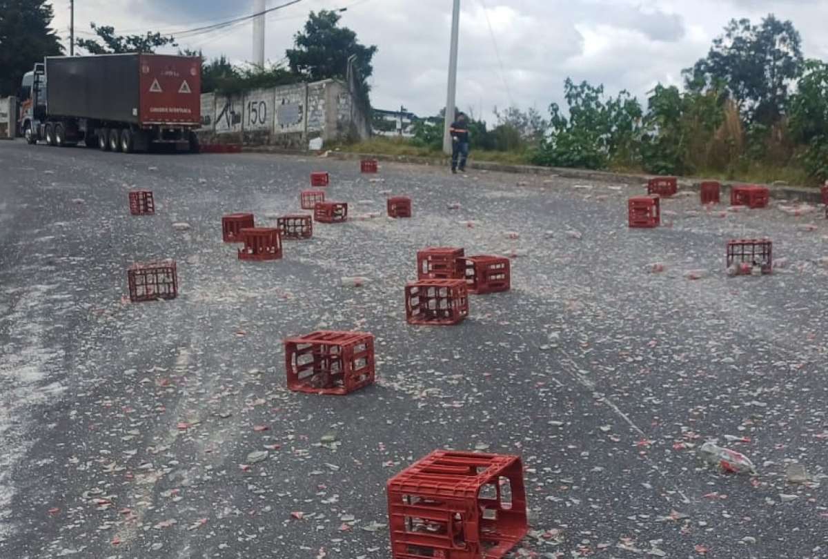 Quito: cierre parcial en la av. Simón Bolívar por caída de carga