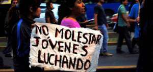 Una encuesta mundial de valores, hecha en 2013, mostr&oacute; que en Ecuador los j&oacute;venes tendr&iacute;an actitudes y patrones culturales muy conservadores y bastante parecidos a los que profesan sus padres.