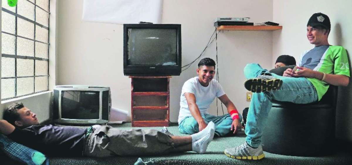 Techo, plato caliente y afecto para adolescentes migrantes