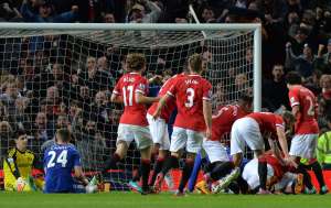 Los jugadores del Manchester United celebran el tanto ag&oacute;nico de Robin Van Persie. Foto: AFP