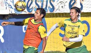 El boliviano Omar Morales (izq.) domina el bal&oacute;n ante la marca de Mart&iacute;n Smedberg-Dalence durante una pr&aacute;ctica de la escuadra boliviana. Foto: AFP