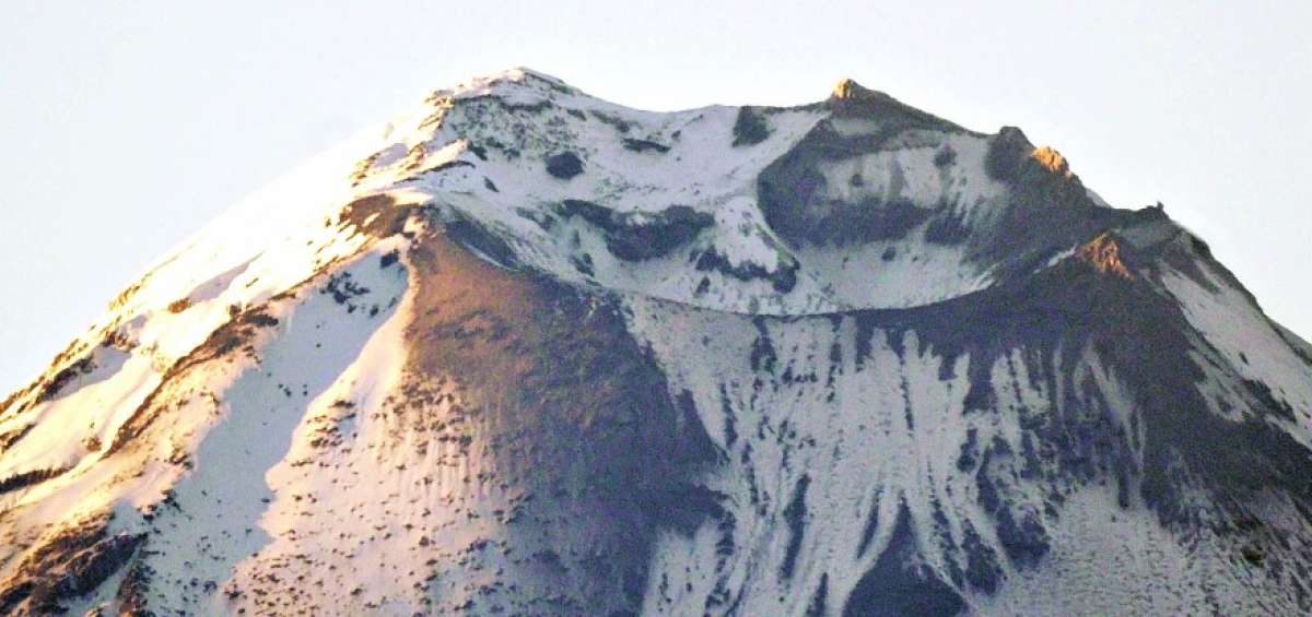 Un iceberg en la Pen&iacute;nsula Ant&aacute;rtica disminuye de tama&ntilde;o por el aumento de la temperatura.  