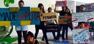 El colectivo elabora pancartas desde fines de febrero para sumarse a la marcha que tambi&eacute;n se realizar&aacute; en Quito.