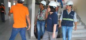 La ministra Margarita Guevara, con autoridades locales, inspeccion&oacute; el avance del hospital de Esmeraldas.