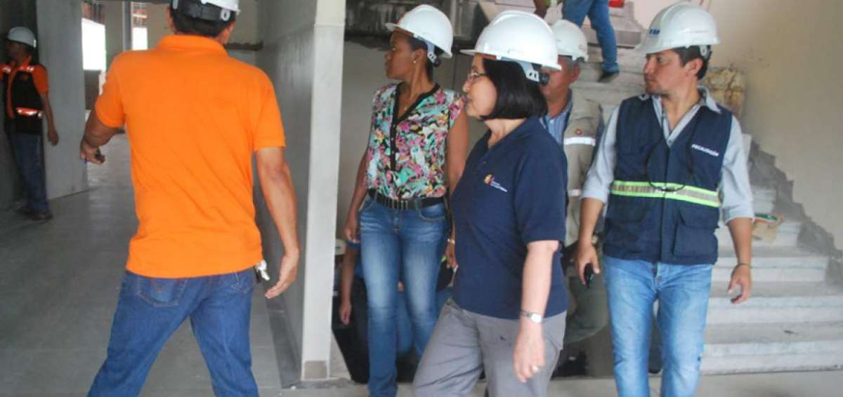 La ministra Margarita Guevara, con autoridades locales, inspeccion&oacute; el avance del hospital de Esmeraldas.