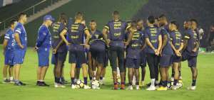 Los integrantes de la selecci&oacute;n ecuatoriana de f&uacute;tbol durante uno de los entrenamientos que realizaron en Doha.