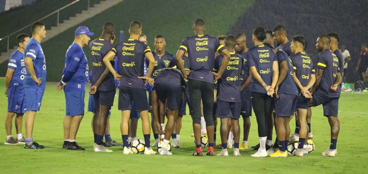 Los integrantes de la selecci&oacute;n ecuatoriana de f&uacute;tbol durante uno de los entrenamientos que realizaron en Doha.