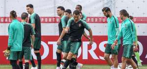 Cristiano Ronaldo, referente y capit&aacute;n de la selecci&oacute;n de Portugal, trabaja con el bal&oacute;n en sus pies durante el &uacute;ltimo entrenamiento en Mosc&uacute;.