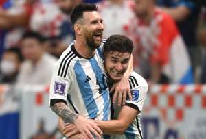 Lionel Messi (izq.) festeja junto a Julián Álvarez en el estadio de Lusail.