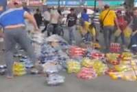 Ciudadanos ayudan a recolectar bebidas que cayeron de un camión en Guayaquil