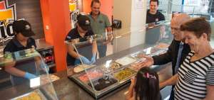En la pizzer&iacute;a Los T&iacute;os de La Mariscal, Ariel T&iacute;o (verde) supervisa el trabajo que realizan sus empleados.    