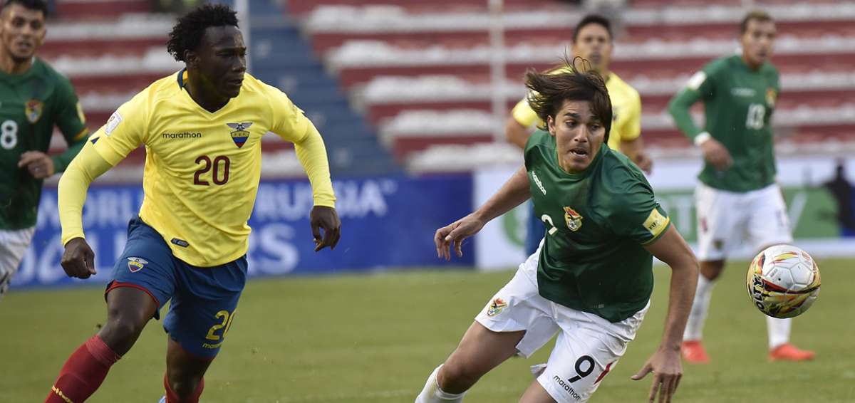 Caicedo (20) disputando el bal&oacute;n ante Moreno Martins de Bolivia.