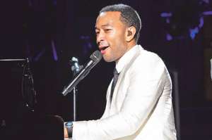 John Legend enamora con una balada en piano