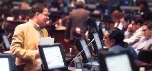 Durante la sesi&oacute;n del pleno, los asamble&iacute;stas de AP, Gast&oacute;n Gagliardo (izq.) y Virgilio Hern&aacute;ndez (der.), intercambiaron criterios sobre la Ley Org&aacute;nica de Incentivos Tributarios.