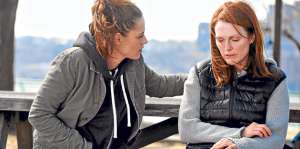 Julianne Moore (der) protagoniza a Alice Howland, quien comienza a perder la memoria a los 50 a&ntilde;os. Foto: Internet