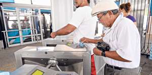 Hay 6 lectores de tarjetas en la parada IESS (Metroquil) para que ingresen los pasajeros. Foto: Karly Torres / El Tel&eacute;grafo