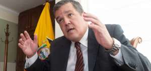 Solines: "&iquest;Por qu&eacute; no explica FF.AA. la escritura de compra en sucres?"