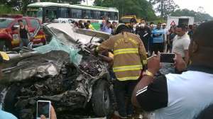 El rescate de las v&iacute;ctimas ocasion&oacute; congestionamiento en la carretera La Concordia-Santo Domingo de los Colorados. Foto: Luis Freire / El Tel&eacute;grafo