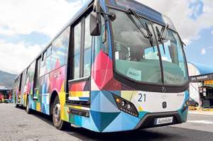 Los nuevos buses son m&aacute;s potentes y tienen puertas en ambos costados, para que puedan circular en cualquiera de los sistemas municipales de transporte. Foto: Cortes&iacute;a Municipio