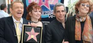 Jerry Stiller (izq) junto a su familia luego de recibir una estrella en El Paseo de la Fama de Hollywood.