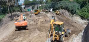 El gobierno capitalino rellena, actualmente, el tramo del cauce de la quebrada sobre la que se asentaba el puente Charles Darwin.