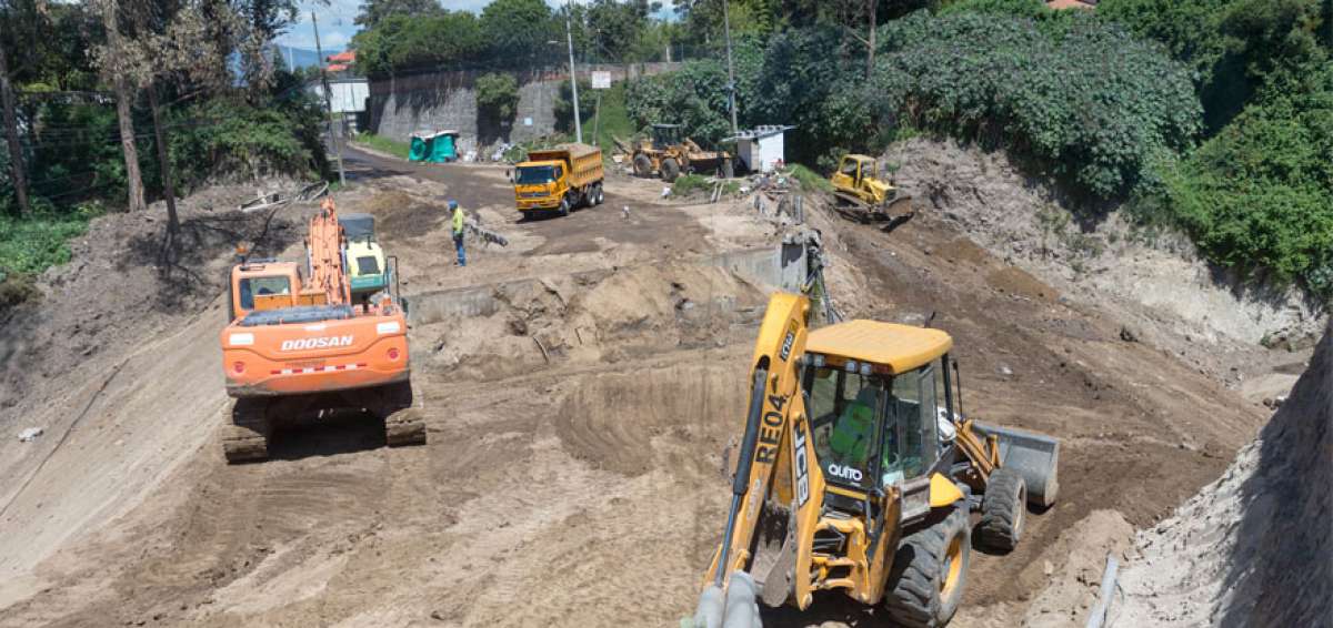 El gobierno capitalino rellena, actualmente, el tramo del cauce de la quebrada sobre la que se asentaba el puente Charles Darwin.