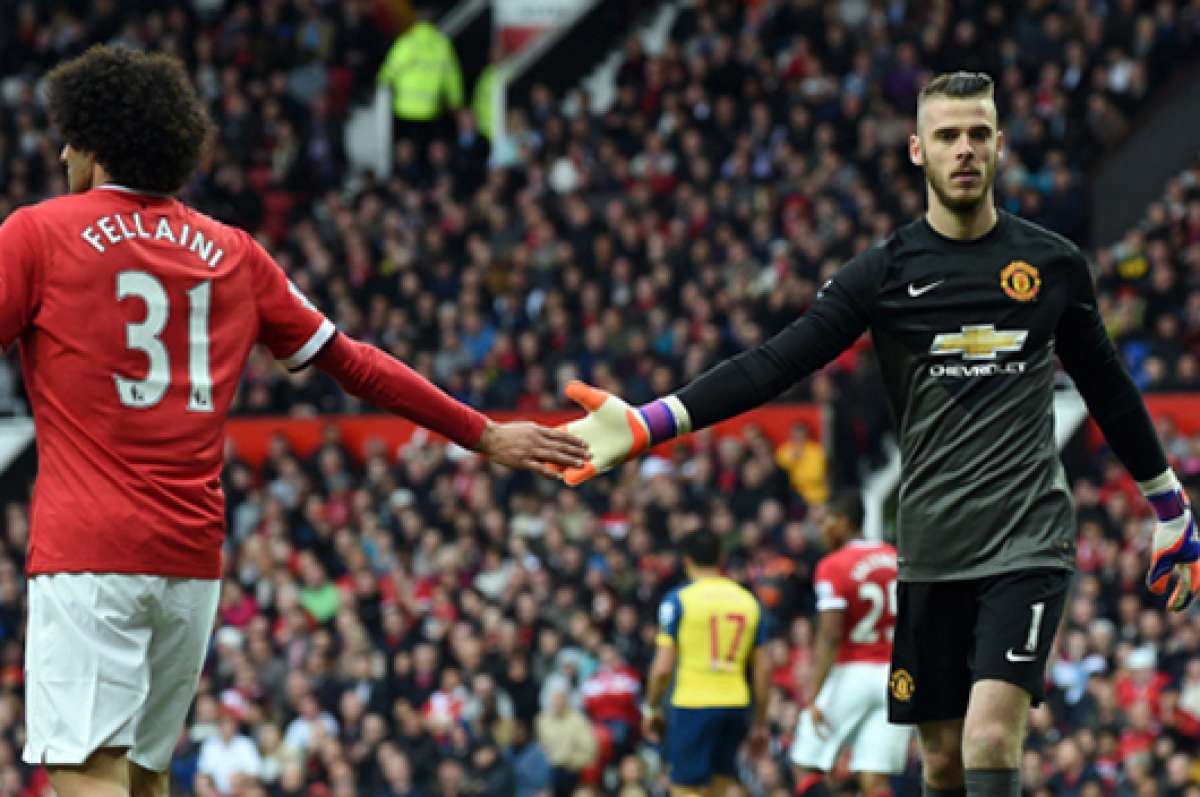 El arquero espa&ntilde;ol del Manchester United, David de Gea (d), sale del campo de juego por una lesi&oacute;n y se despide de su compa&ntilde;ero Marouane Fellaini. Foto: AFP