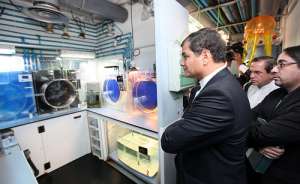 El presidente Rafael Correa durante su visita al Instituto de Ciencias del Mar de Barcelona. Foto: Presidencia  