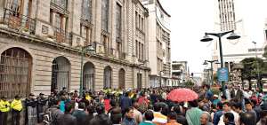 Los manifestantes se ubicaron en las afueras del edificio central del Municipio, mientras una delegaci&oacute;n expuso la queja ante el alcalde y los trece concejales.