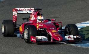 El nuevo piloto Ferrari aprovech&oacute; para lanzarse a la pista el primero. Foto: Agencia AFP