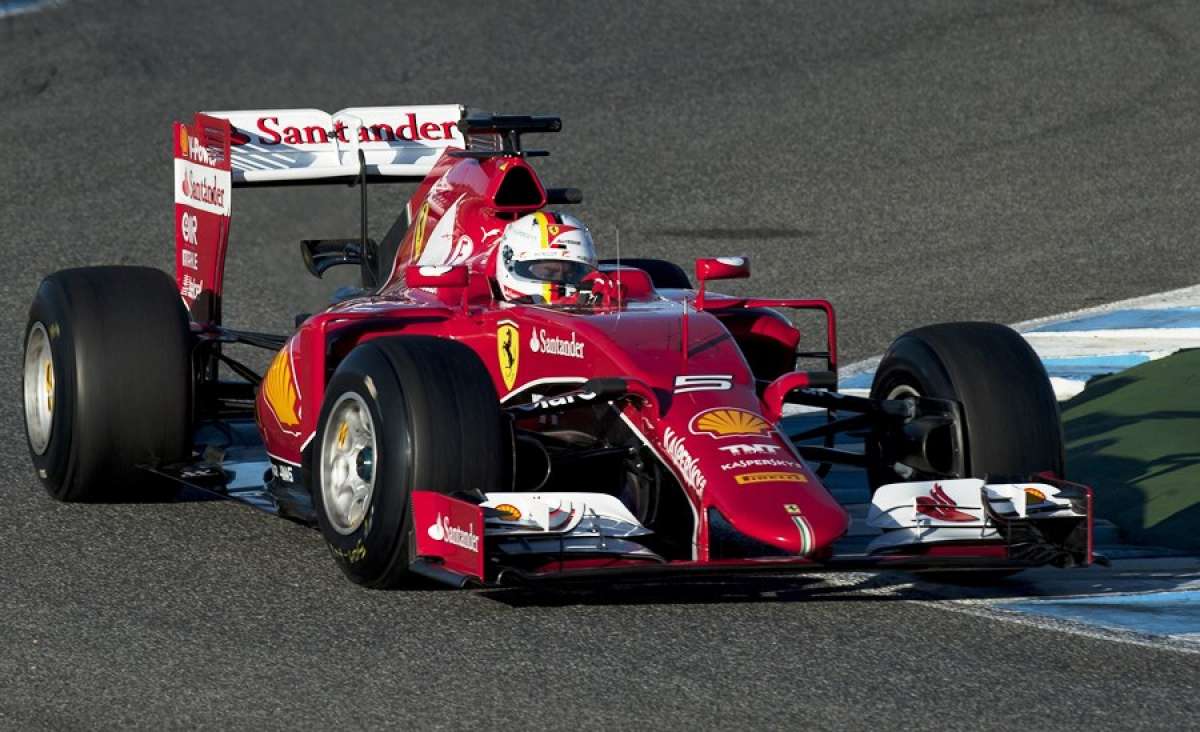 El nuevo piloto Ferrari aprovech&oacute; para lanzarse a la pista el primero. Foto: Agencia AFP
