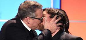 El director Adam McKay (i) y el actor Cristian Bale se besaron en el escenario cuando 'The Big Short' gan&oacute; en la categor&iacute;a de Mejor Comedia.