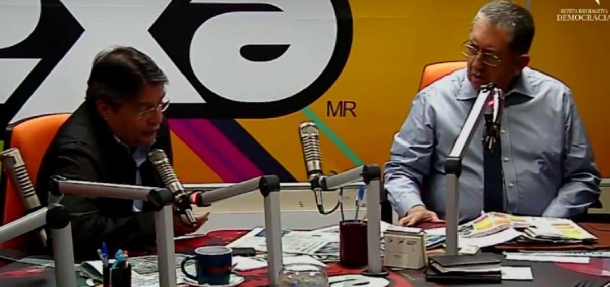 Imagen de archivo de una entrevista a hecha por Gonzalo Rosero (d) a Guillermo Lasso (i).