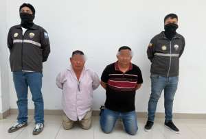 La Polic&iacute;a Nacional decomis&oacute; tarjetas bancarias, dinero en efectivo y tel&eacute;fonos celulares durante el operativo que permiti&oacute; la captura de dos presuntos "tarjeteros" en Guayaquil.