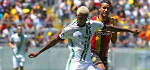 Ayov&iacute; (blanco) durante un partido de la Liga de Ascenso MX. 