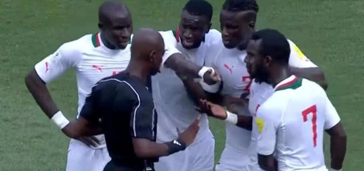 FIFA manda repetir un partido africano y castiga a perpetuidad a un &aacute;rbitro