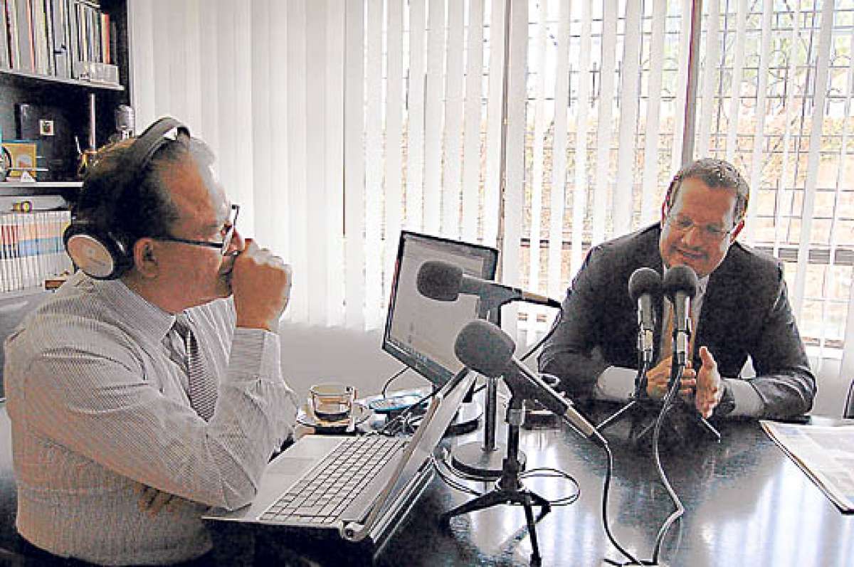 En el programa &lsquo;El poder de la palabra&rsquo; se realizan entrevistas a personajes pol&iacute;ticos. El espacio es conducido por Francisco Herrera. Foto: Internet.