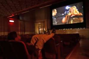 La sala del cine HollyWood ya no tiene la misma afluencia que en d&eacute;cadas anteriores. FOTO: AFP