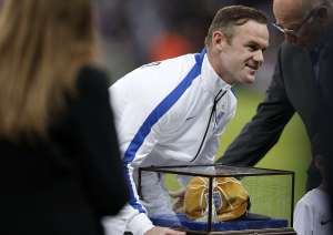 Wayne Rooney fue homenajeado previo al encuentro por alcanzar los 100 partidos con la selecci&oacute;n inglesa. Foto: AFP