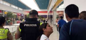 La entidad bancaria asaltada funciona en un centro comercial.