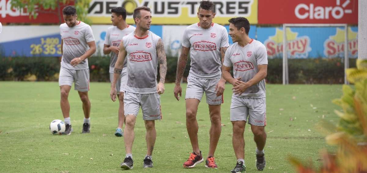 Dami&aacute;n D&iacute;az (i) y Jonathan &Aacute;lvez (c) no estar&aacute;n esta noche ante El Nacional; Mat&iacute;as Oyola ser&aacute; titular.