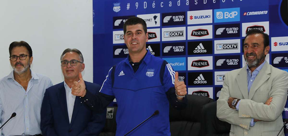 El flamante DT espa&ntilde;ol (c) firm&oacute; por tres temporadas con el vicecampe&oacute;n ecuatoriano. &ldquo;Es un salto cualitativo, la vida es de opciones&rdquo; dijo Rescalvo.