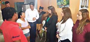 La fiscal provincial de Guayas, Patricia Morej&oacute;n, y el gobernador Jos&eacute; Cevallos visitaron a la familia de la ni&ntilde;a fallecida.