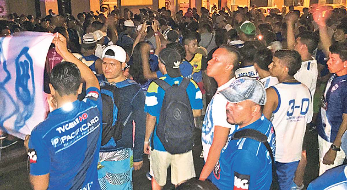 M&aacute;s de 300 hinchas de Emelec mostraron ayer en Manta su disconformidad con el arbitraje del &uacute;ltimo partido de su equipo, ante Independiente. Foto: Mario Rodr&iacute;guez / El Tel&eacute;grafo