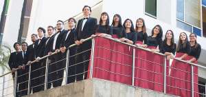 En la gr&aacute;fica consta una parte de los integrantes del Coro de la Universidad Cat&oacute;lica Santiago de Guayaquil, que participar&aacute; en el encuentro coral. &Aacute;lex Mora (centro) es el director. 